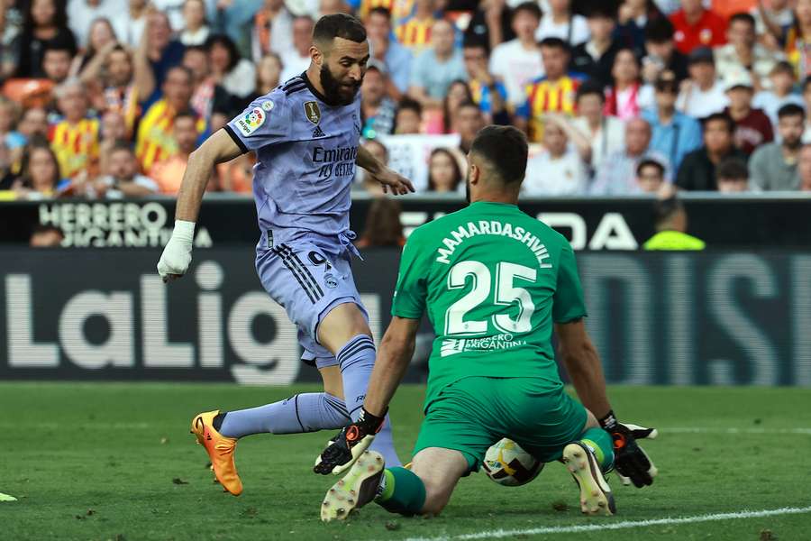 Benzema se estrelló en Mestalla contra Mamardashvili