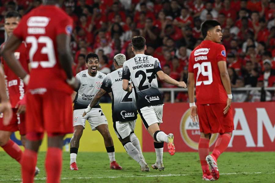 El Corinthians salva un empate.