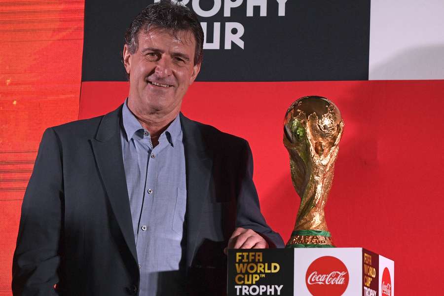 Falta à Argentina uma Copa do Mundo de Messi, diz Mario Kempes à AFP