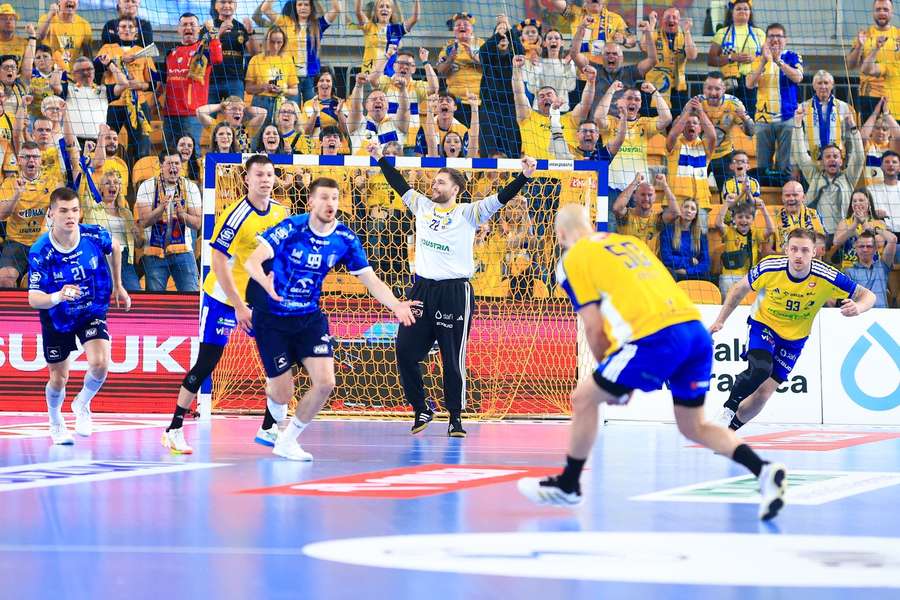 Piłkarze ręczni Industrii Kielce pokonali Wisłę Płock i po raz 21. zostali mistrzami Polski Piłkarze ręczni Industrii Kielce pokonali Wisłę Płock i po raz 21. zostali mistrzami Polski
