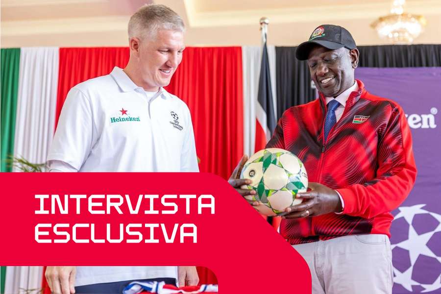 Schweinsteiger (a sinistra) ha recentemente visitato Nairobi per sfilare il trofeo della UEFA Champions League