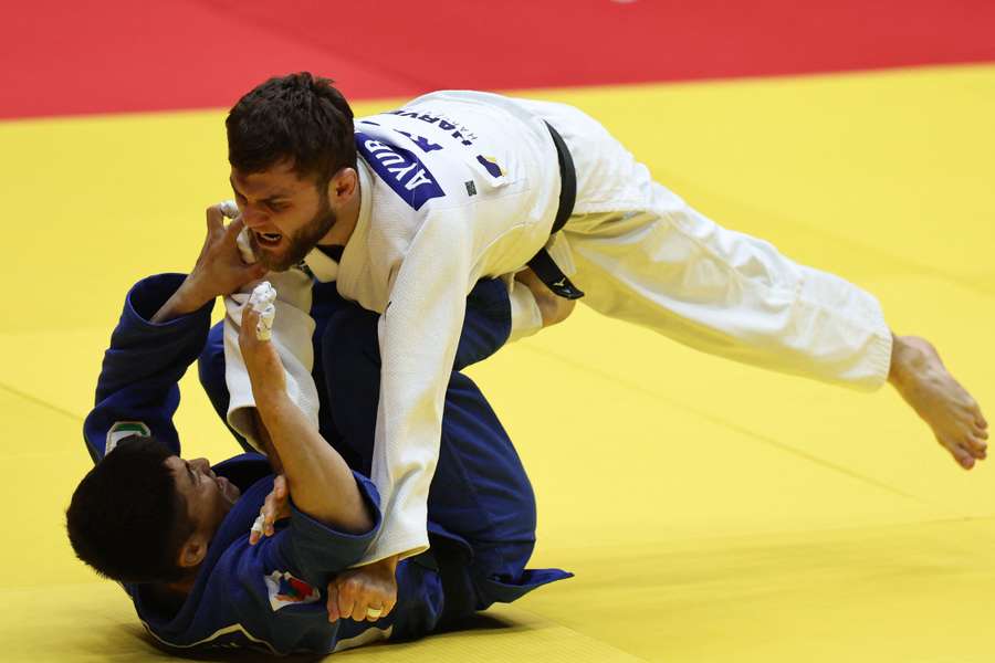 Rosjanin Ayub Bliev (biały) walczy z Mongolczykiem Ariunboldem Enkhtaivanem w kategorii mężczyzn poniżej 60 kg podczas turnieju Abu Dhabi Grand Slam. Rosjanin Ayub Bliev (biały) walczy z Mongolczykiem Ariunboldem Enkhtaivanem w kategorii mężczyzn poniżej 60 kg podczas turnieju Abu Dhabi Grand Slam.