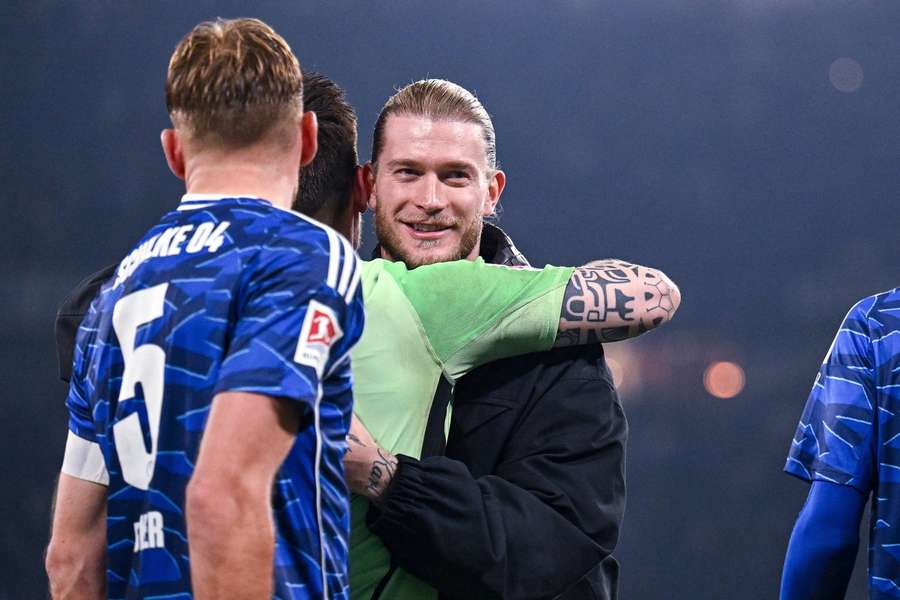 Karius gratuliert seinen Kollegen nach dem wichtigen Heimsieg gegen Bielefeld