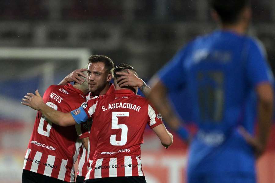 Estudiantes reina en Santiago.