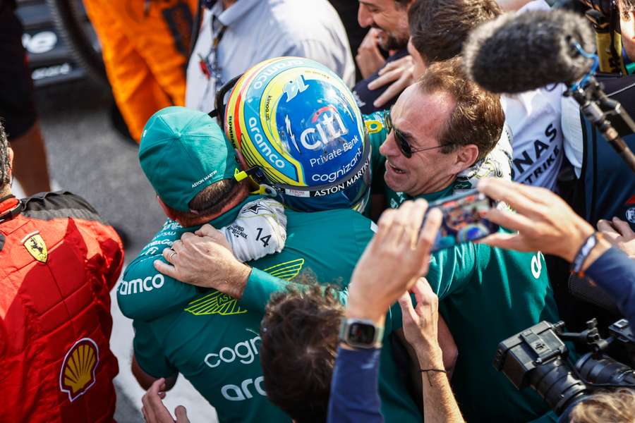 Alonso celebra con el equipo el podio en Brasil