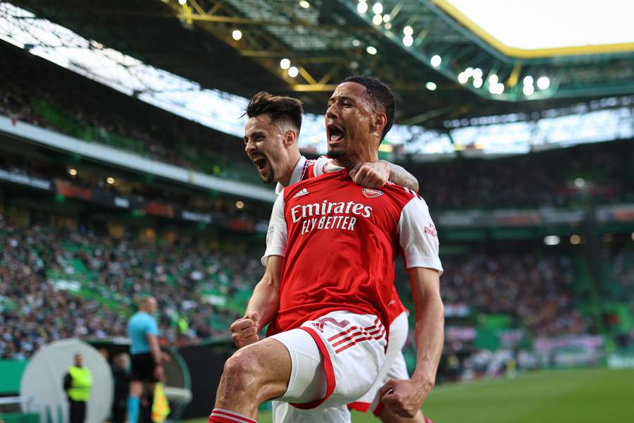 Saliba e Vieira comemoram primeiro gol do Arsenal