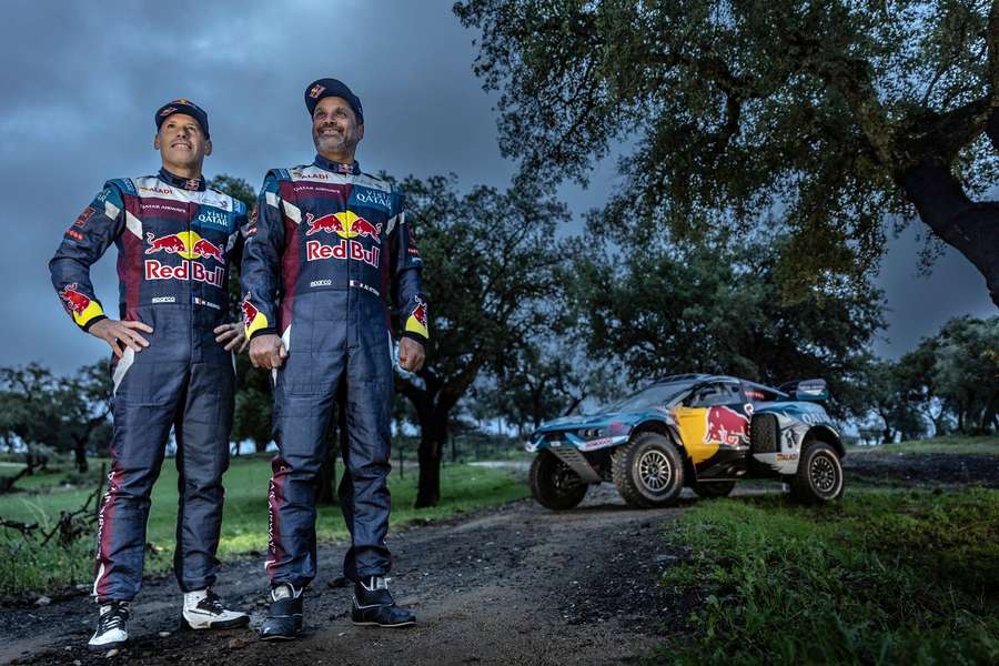 Nasser Al-Attiyah (dreapta) și copilotul său, Mathieu Baumel, se vor alătura echipei Dacia în 2024