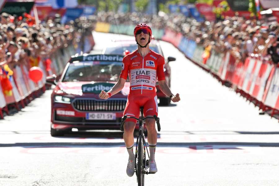 Tadej Pogacar celebra su victoria de etapa en Andorra Tadej Pogacar celebra su victoria de etapa en Andorra