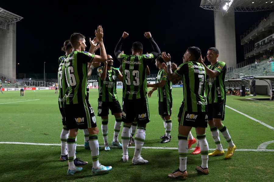 Los jugadores del América MG celebran uno de los goles ante el Peñarol.
