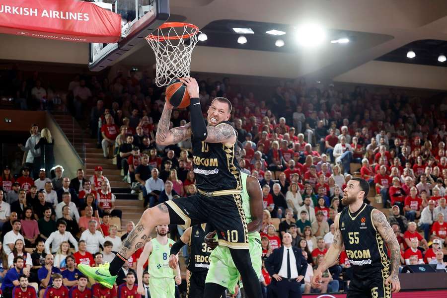 Daniel Theis am Korb