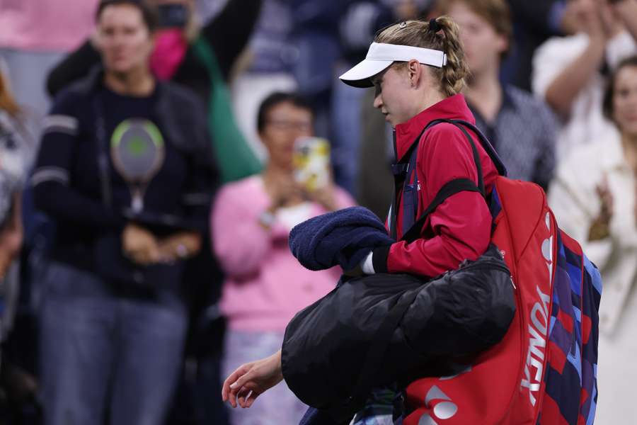 Elena Rybakina verlaat het veld na haar nederlaag tegen Sorana Cirstea