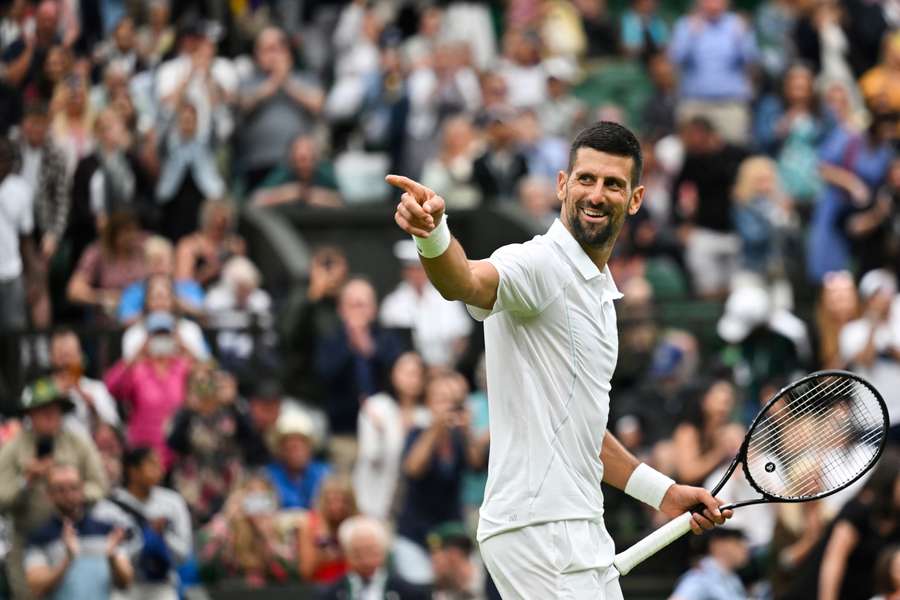 Novak Djokovic har igen plads til smil.