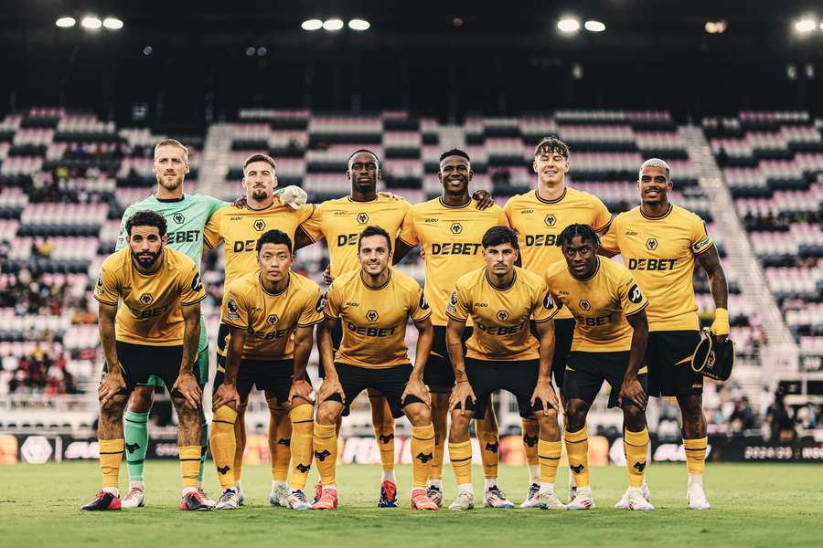 A equipa do Wolves antes de defrontar o RB Leipzig