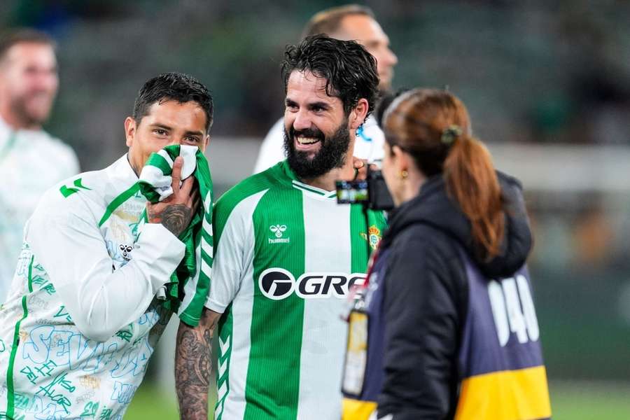 Isco, con Chimy Ávila, tras lograr el pase a la Champions
