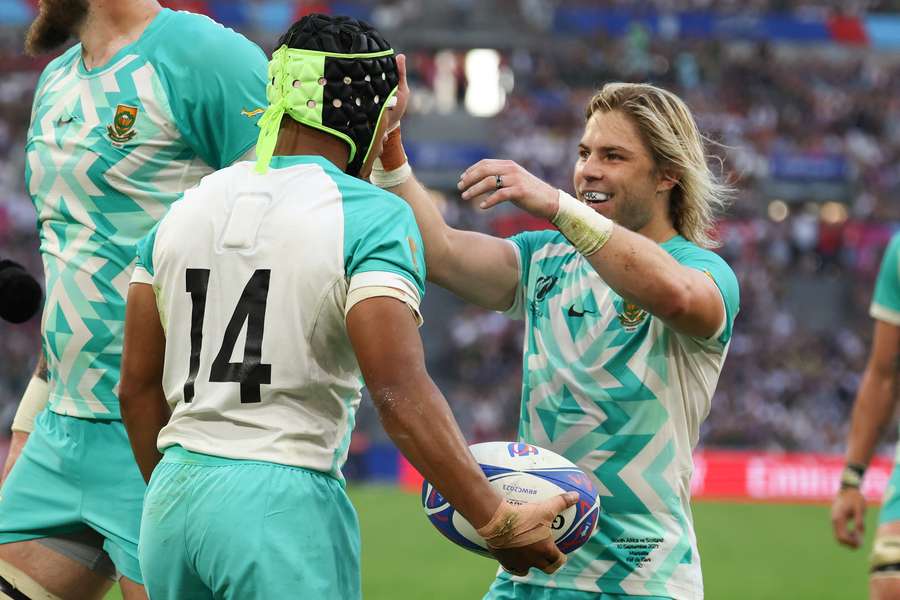 Kurt-Lee Arendse (L.) en Faf de Klerk vieren de try van Arendse