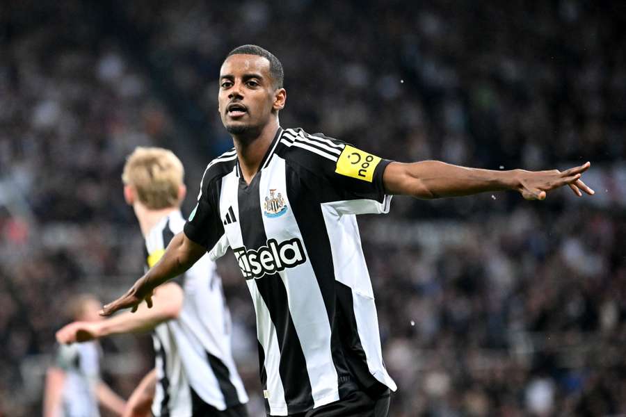 Isak abriu o placar na vitória do Newcastle sobre o Chelsea pela Copa da Liga