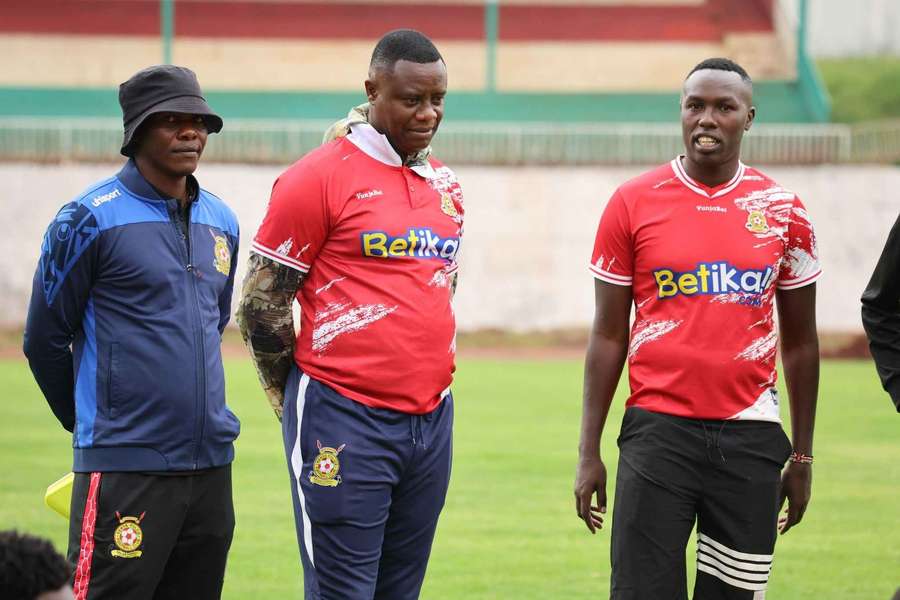 Kenya Police FC head coach Etienne Ndayiragije (C)