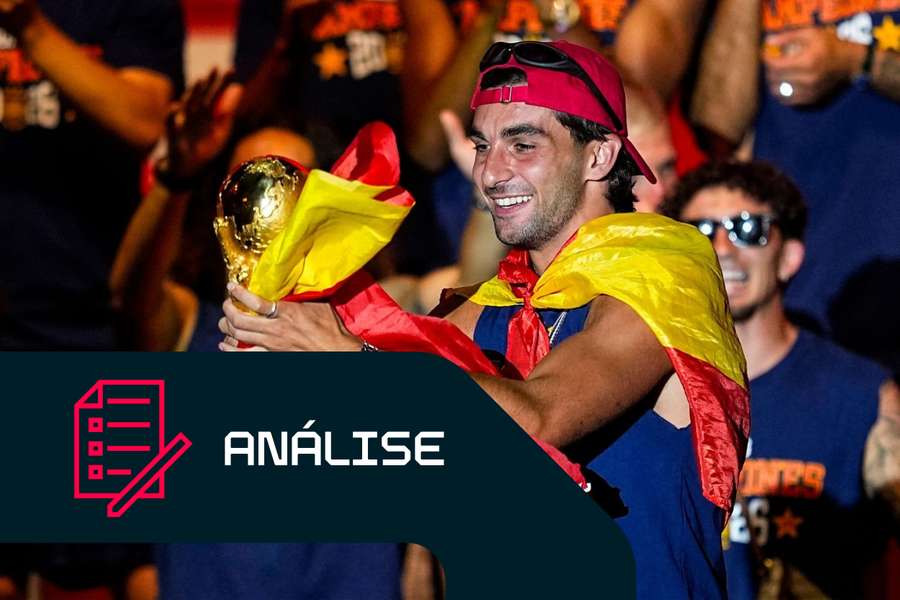 Ferran Torres celebra em palco durante as celebrações do Mundial de Espanha
