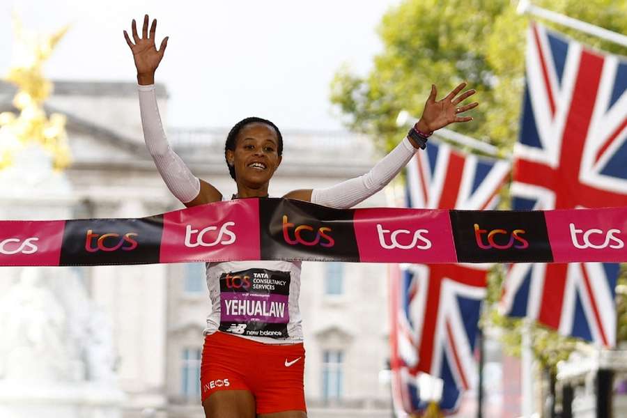 Londýnský maraton vyhráli Keňan Kipruto a Etiopanka Yehualawová.
