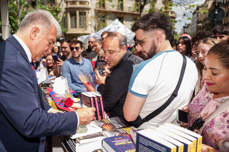 Joan Laporta, en la parada del Barcelona el Día de Sant Jordi