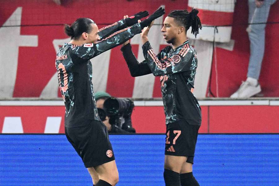 Michael Olise félicité par Leroy Sané