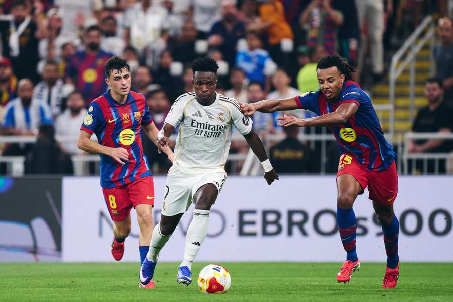 Vinicius y Koundé disputan un balón Vinicius y Koundé disputan un balón