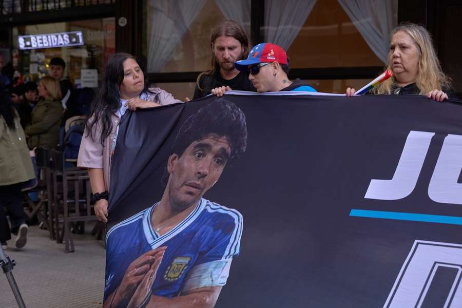 Zwei Schwestern und ein Anwalt Maradonas sind angeklagt