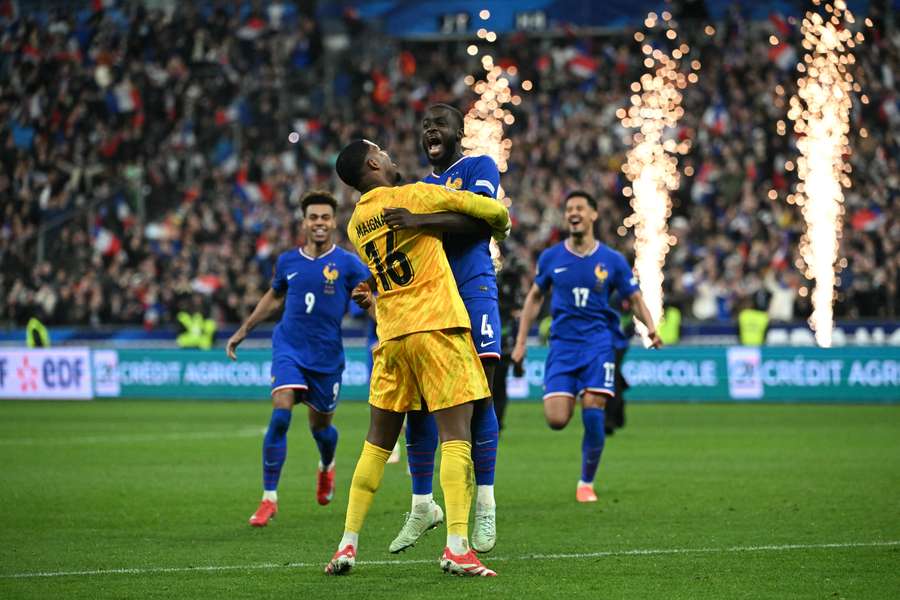 Maignan świętuje awans z Upamecano Maignan świętuje awans z Upamecano