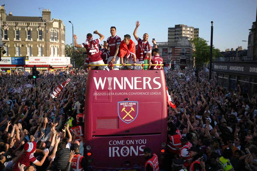 Milhares de adeptos do West Ham festejaram com os seus heróis em Londres