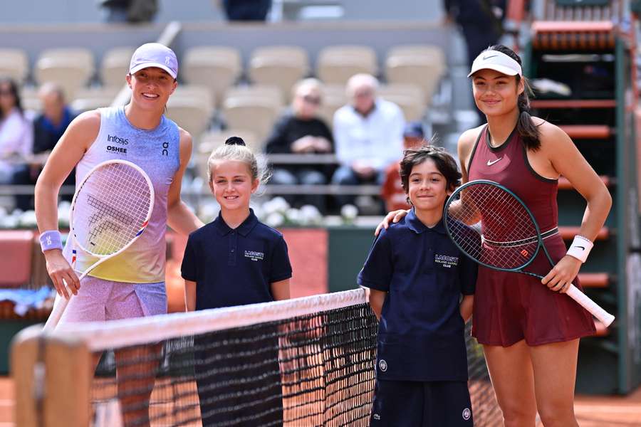 Iga Swiatek și Emma Răducanu, înainte de partida din turul 1 de la Roland Garros
