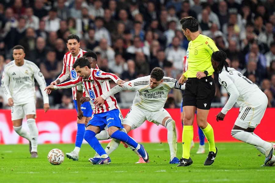 Valverde y Baena, en la acción que conllevó la roja al uruguayo