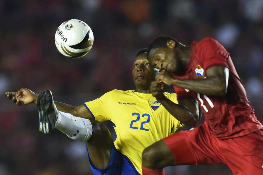 Jonathan Gonzalez din Ecuador (stânga) și Armando Cooper din Panama luptă pentru balon în timpul unui meci amical de fotbal