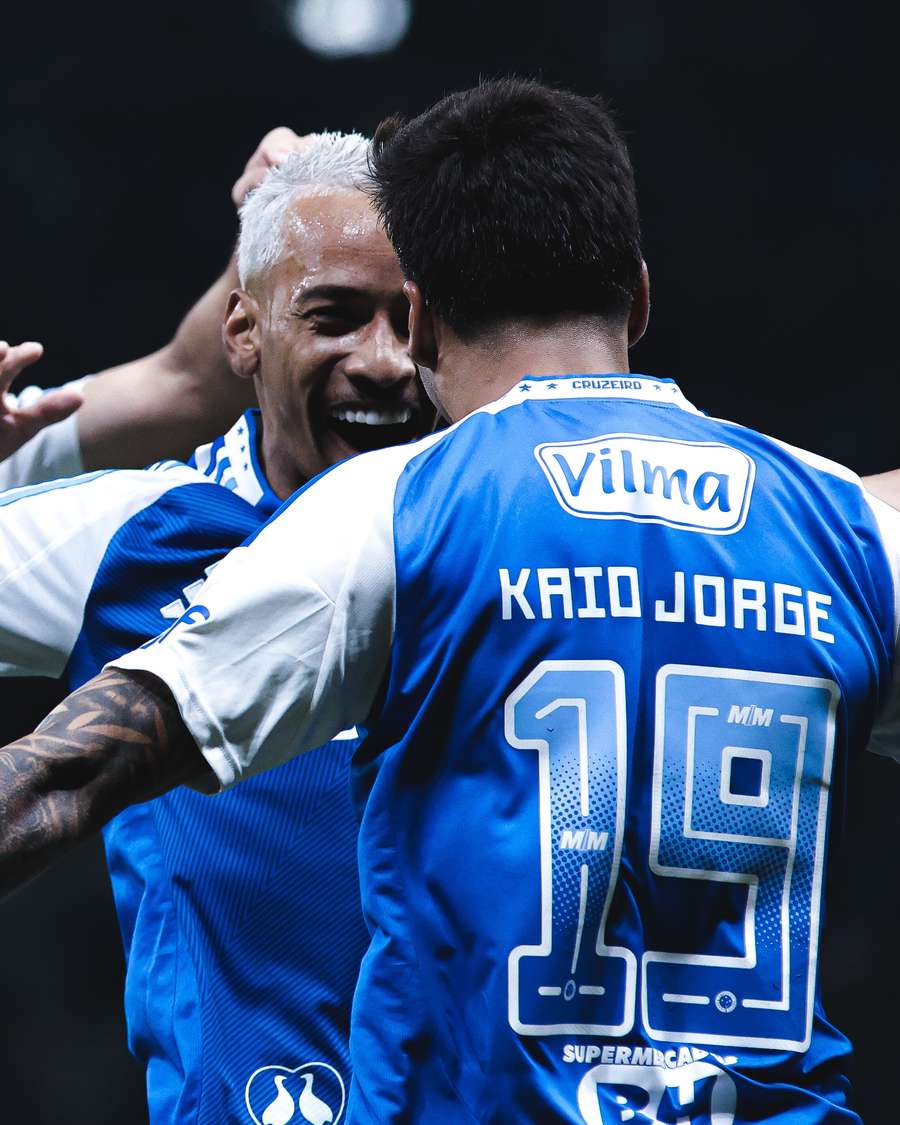 Kaio Jorge é abraçado pelo companheiro Matheus Pereira após mais outra grande performance