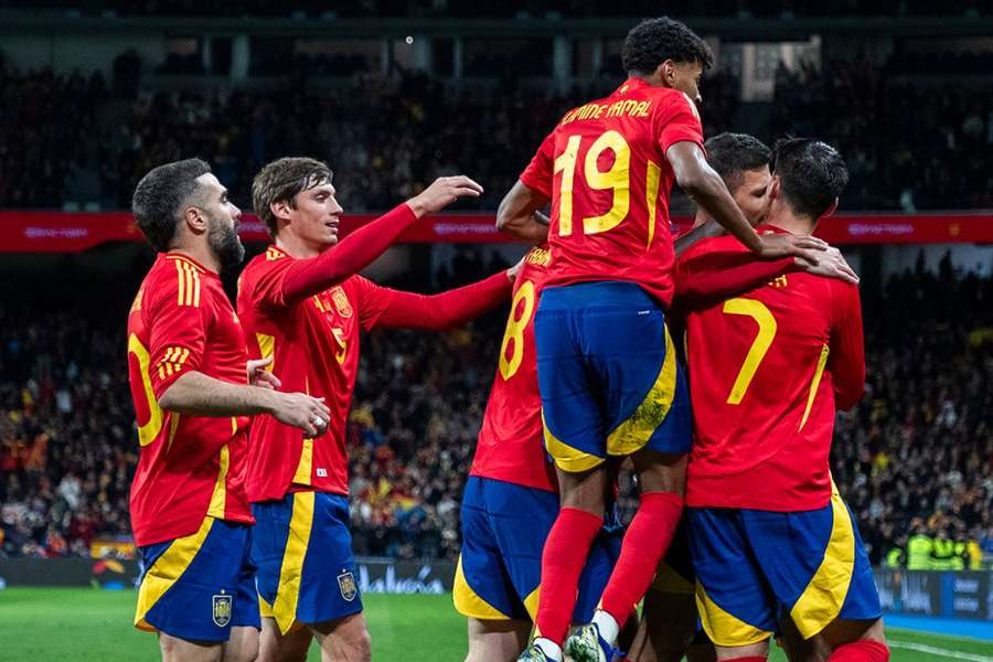 Os jogadores espanhóis festejam um golo contra o Brasil no Bernabéu