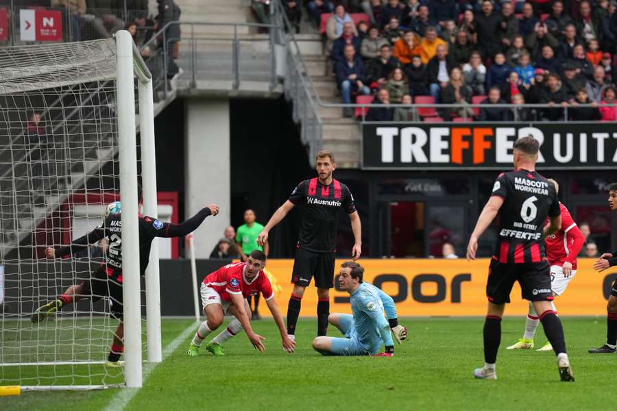 AZ verspeelt in Eredivisie weer punten in strijd om tweede plaats