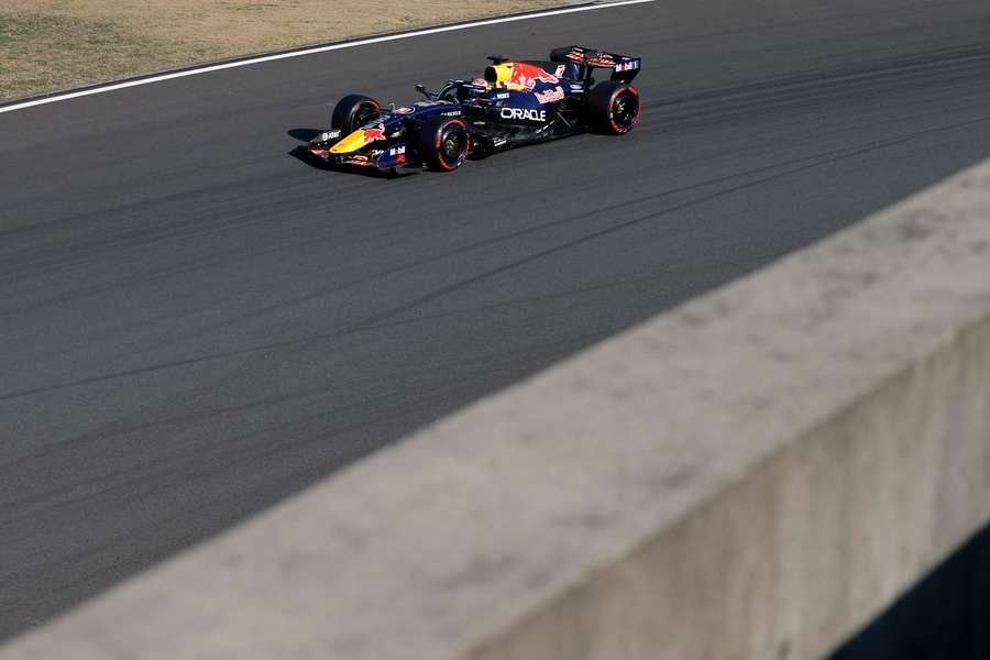 Verstappen na trati v Číně.