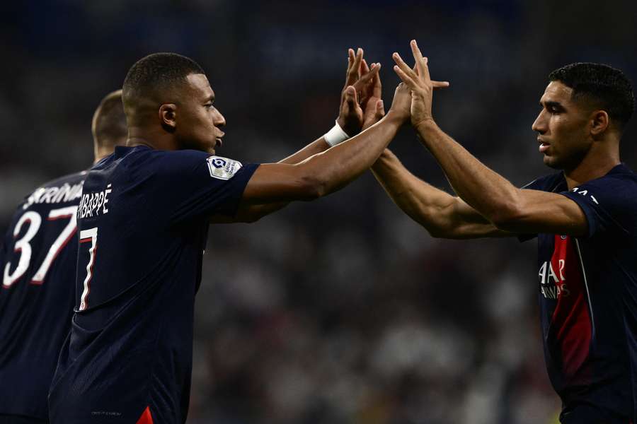 Mbappé et Hakimi qui célèbre un but inscrit en Ligue 1. Mbappé et Hakimi qui célèbre un but inscrit en Ligue 1.