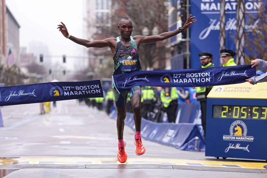 Evans Chebet passant la ligne d'arrivée.