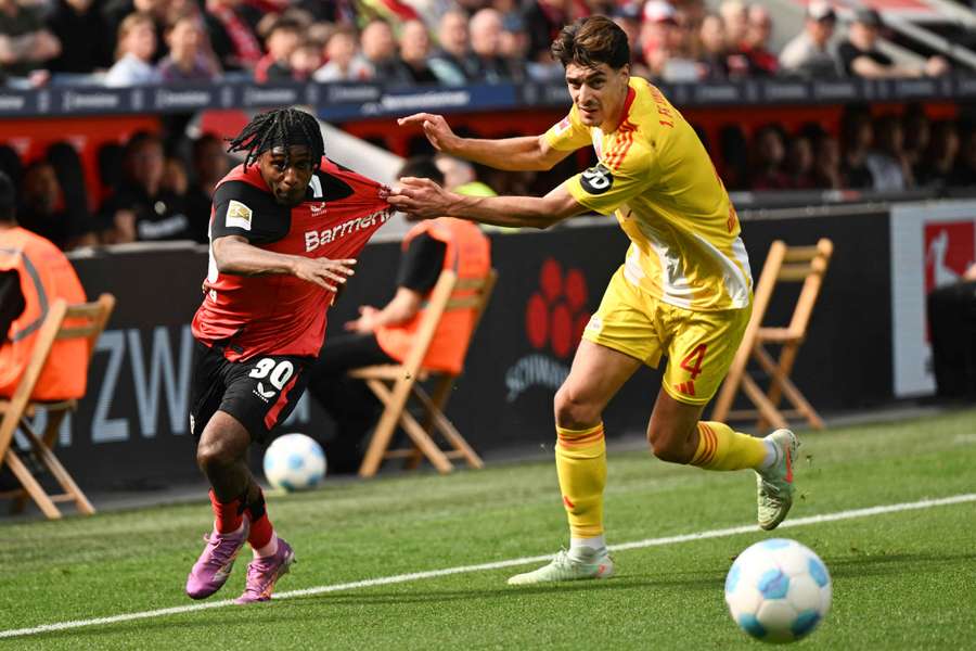 Diogo Leite na perseguição a Frimpong
