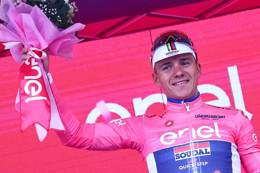 Remco Evenepoel segue com a camisa rosa de líder do Giro D'Italia