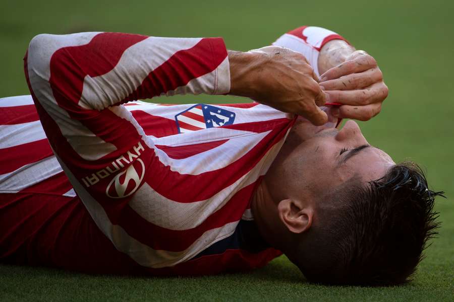 Morata se retiró del partido ante el Cádiz con gestos de preocupación.