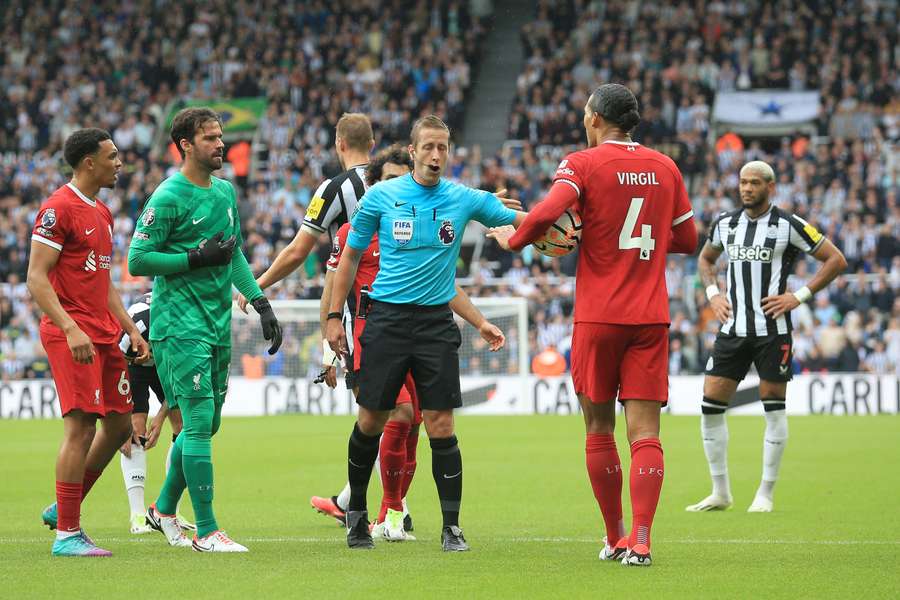 Virgil van Dijk foi expulso contra o Newcastle