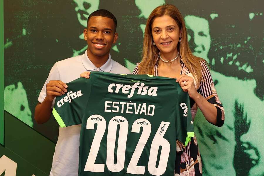 Aos 16 anos, Estevão assinou contrato profissional com o Palmeiras até 2026