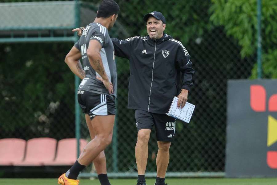 Galo liberou a multa de Coudet após reclamações em estreia na Libertadores