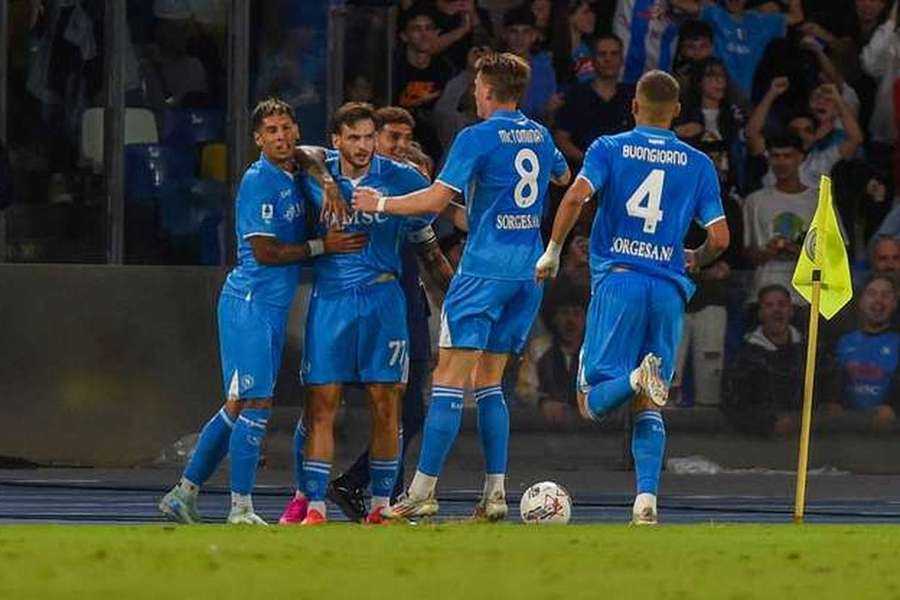 Kvaratskhelia festeja o 2-0 com os companheiros