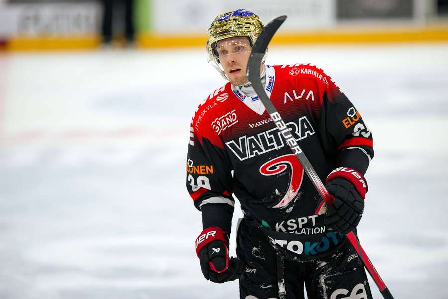 Valtteri Ojantakanen scored twice in JYP's 6-0 win