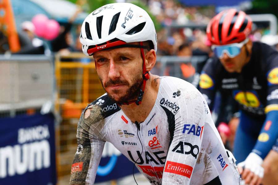Adam Yates kam sichtbar gezeichnet ins Ziel Adam Yates kam sichtbar gezeichnet ins Ziel