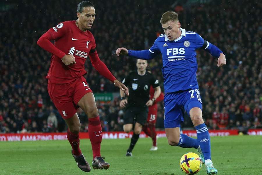 Harvey Barnes in duel met Virgil van Dijk