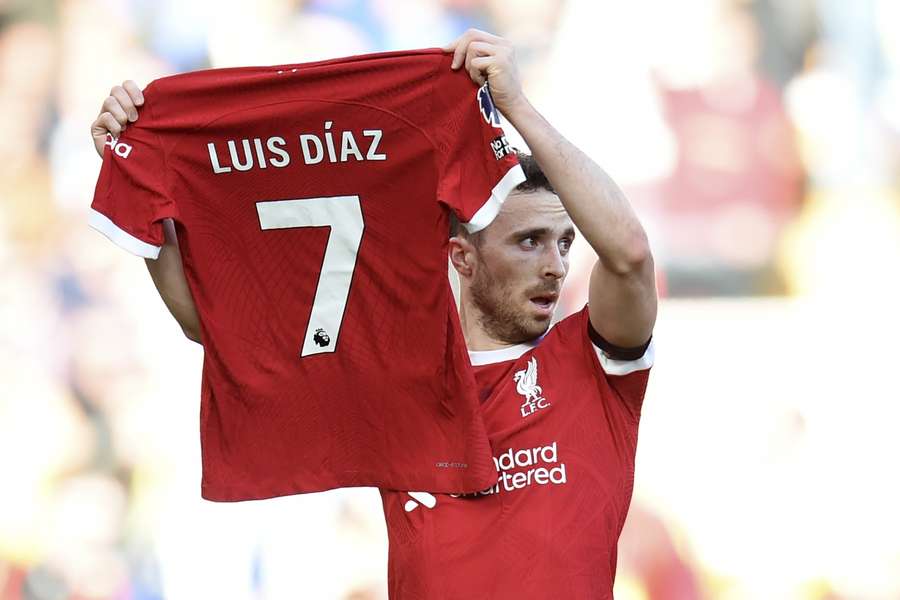 Diogo Jota toont het shirt van Luis Diaz