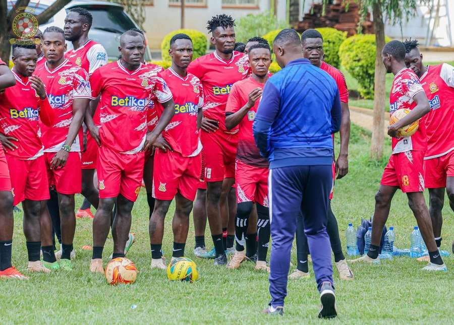 Kenya Police FC coach Etienne Ndayiragije with the players